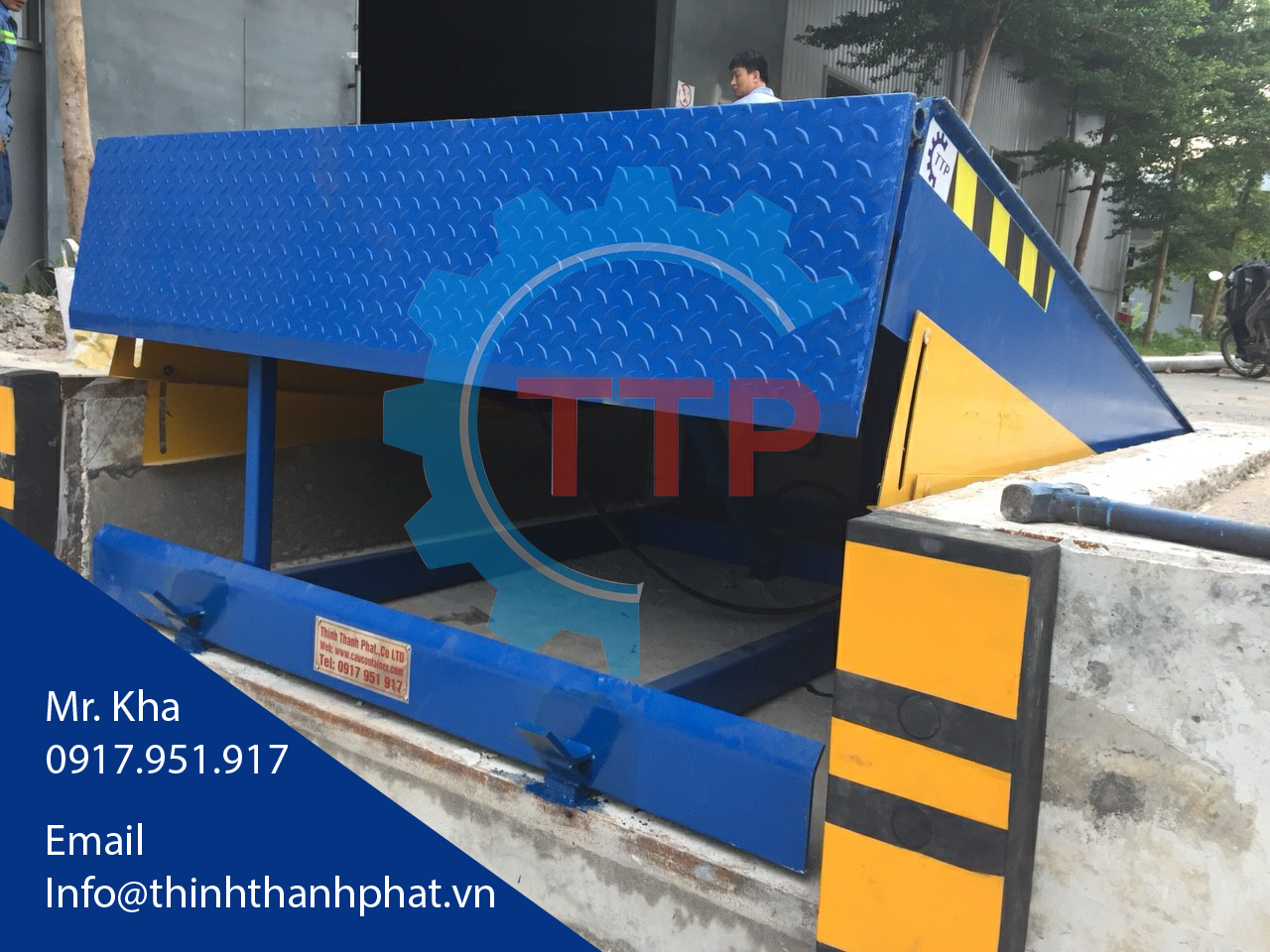hydraulic dock leveler