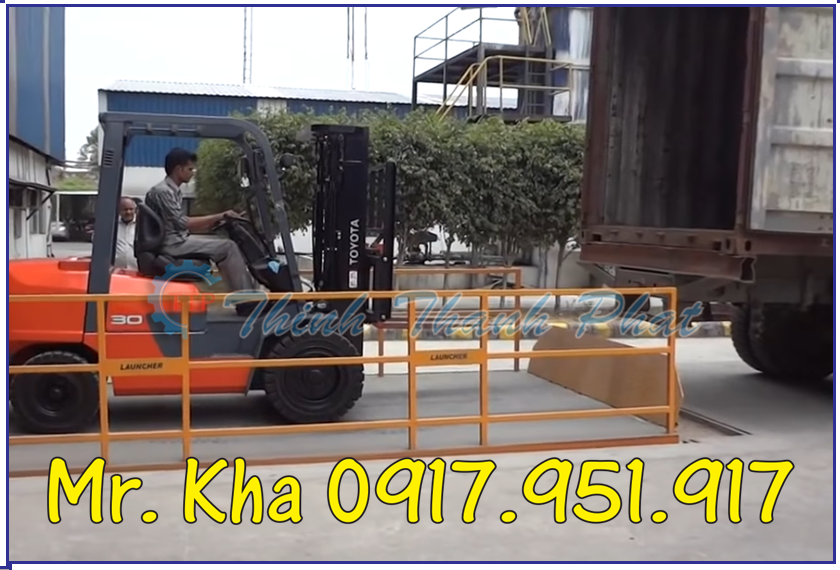 Ban nang hang len container 01