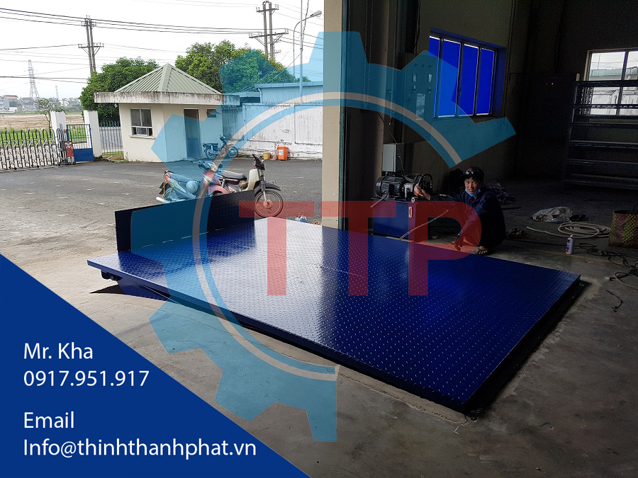 Ban nang thuy luc len container