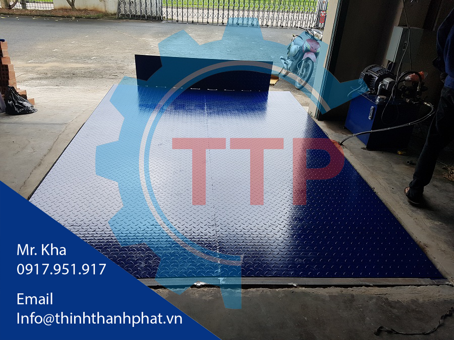 ban nang thuy luc len container