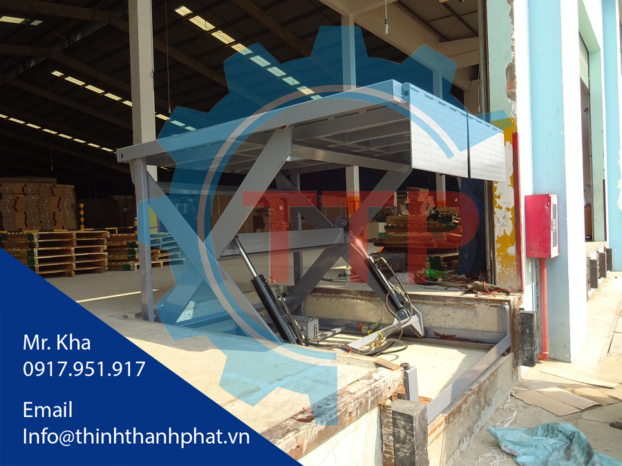 ban nang thuy luc len container
