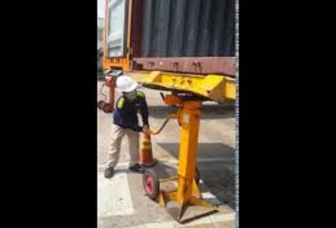 Bàn chân chống (chống lật romooc)