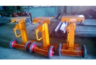 Bàn chân chống (chống lật romooc)