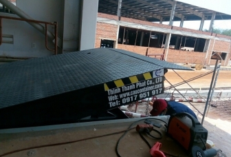 Bàn nâng cơ khí cho xe nâng lên container