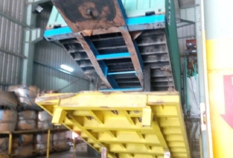 Bàn nâng container nhập liệu