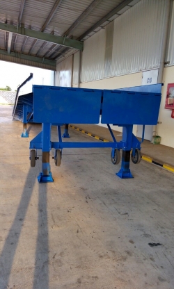 Cầu cho xe nâng đóng, rút hàng từ container Cầu cho xe nâng đóng, rút hàng từ container