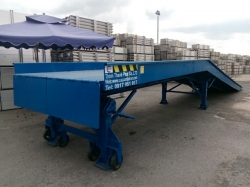Cầu cho xe nâng đóng, rút hàng từ container Cầu cho xe nâng đóng, rút hàng từ container