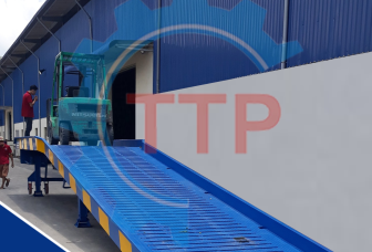 Cầu dẫn xe nâng lên container