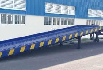 Cầu lên container