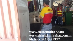 Cầu nối liền sàn kho với sàn container