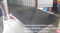 Cầu nối liền sàn kho với sàn container