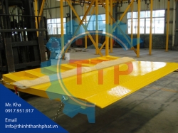 Cầu nối liền sàn kho với sàn container
