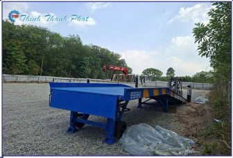 CẦU XE NÂNG: GIẢI PHÁP TỐI ƯU ĐÓNG RÚT HÀNG TỪ CONTAINER