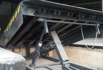 Dock leveler cơ khí (Mechanical dock leveler)