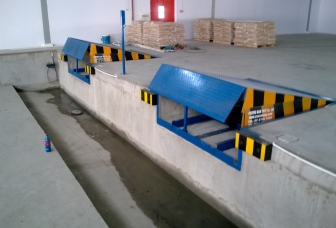 Dock leveler thủy lực (Hydraulic dock leveler)