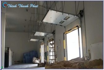 THI CÔNG CỬA TRƯỢT TRẦN